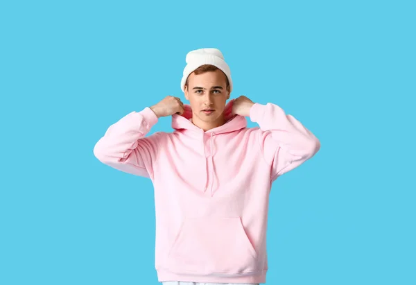 Chico Joven Con Sudadera Con Capucha Elegante Sobre Fondo Color —  Fotos de Stock