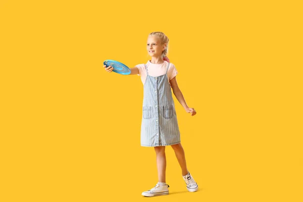 Renkli Arka Planda Frizbi Oynayan Komik Küçük Kız — Stok fotoğraf
