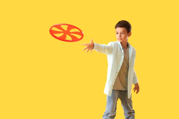 Chico Divertido Jugando Frisbee Sobre Fondo Color —  Fotos de Stock