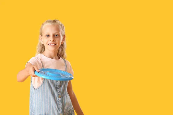 Funny Little Girl Playing Frisbee Color Background — Stock Photo, Image