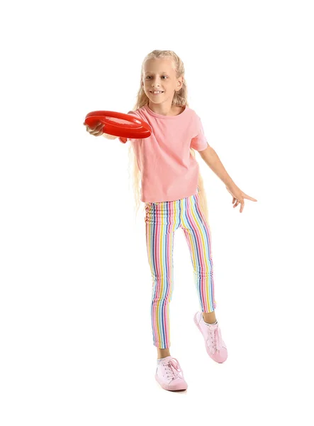 Beyaz Arka Planda Frizbi Oynayan Komik Küçük Kız — Stok fotoğraf
