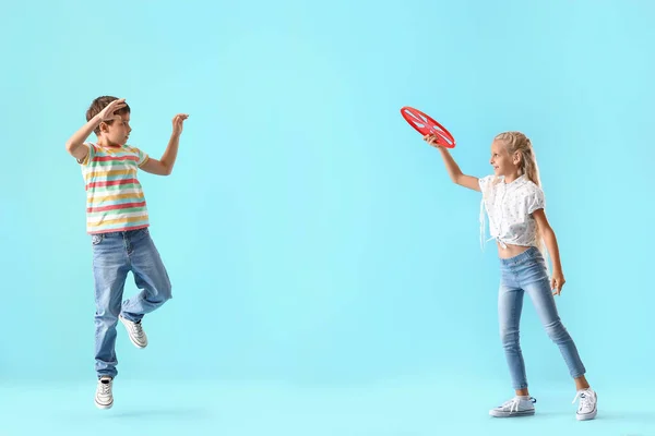 Divertenti Bambini Che Giocano Frisbee Sullo Sfondo Colore — Foto Stock