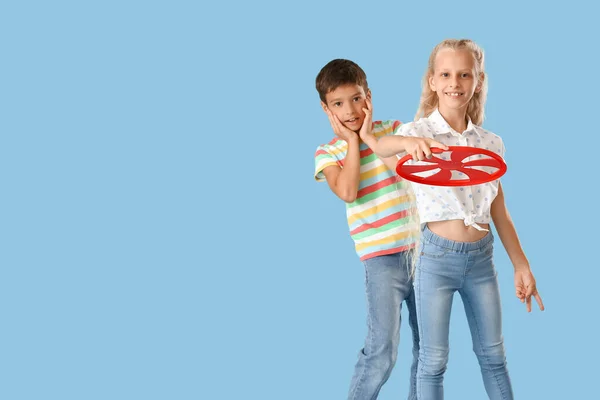 Grappige Kleine Kinderen Spelen Frisbee Kleur Achtergrond — Stockfoto