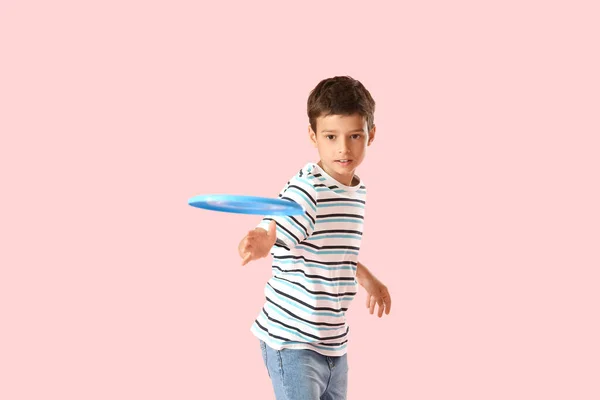 Renkli Arka Planda Frizbi Oynayan Komik Küçük Çocuk — Stok fotoğraf