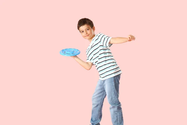Смешной Маленький Мальчик Играет Фрисби Цветном Фоне — стоковое фото