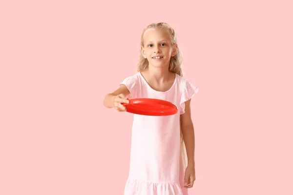 Amuzant Fetiță Joc Frisbee Fundal Culoare — Fotografie, imagine de stoc