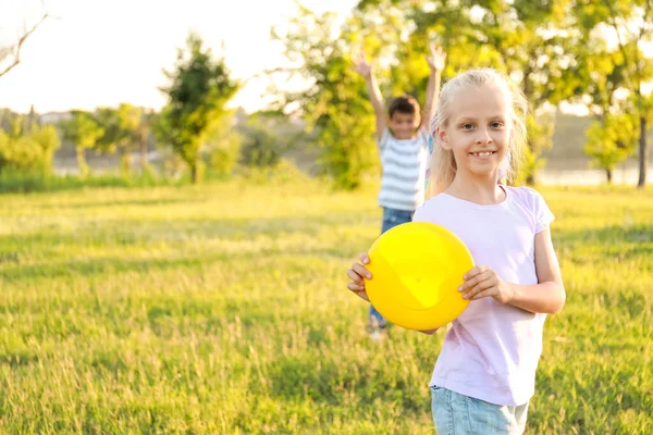 Niedliche Kleine Kinder Spielen Frisbee Freien — Stockfoto