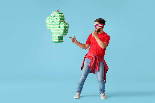 Hombre Guapo Con Piñata Mexicana Sobre Fondo Color —  Fotos de Stock