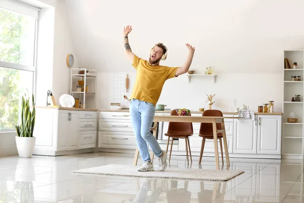 Havalı Genç Adam Dans Ediyor Evde Müzik Dinliyor — Stok fotoğraf