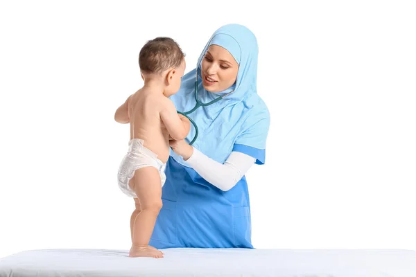 Pediatra Musulmano Esaminando Bambino Ragazzo Sfondo Bianco — Foto Stock