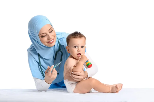 Pediatra Musulmán Vacunando Niño Sobre Fondo Blanco — Foto de Stock