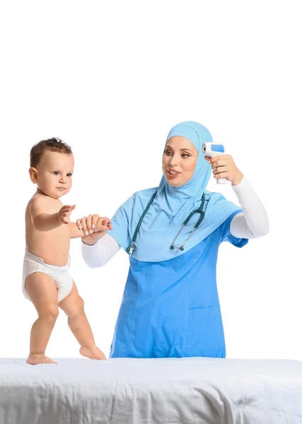 Moslim Kinderarts Meten Temperatuur Van Baby Jongen Witte Achtergrond — Stockfoto