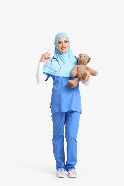 Muzułmański Pediatra Zabawką Strzykawką Jasnym Tle — Zdjęcie stockowe