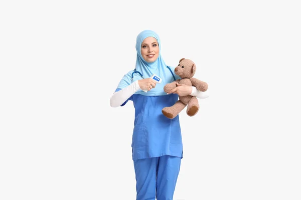 Muzułmański Pediatra Zabawką Termometrem Jasnym Tle — Zdjęcie stockowe