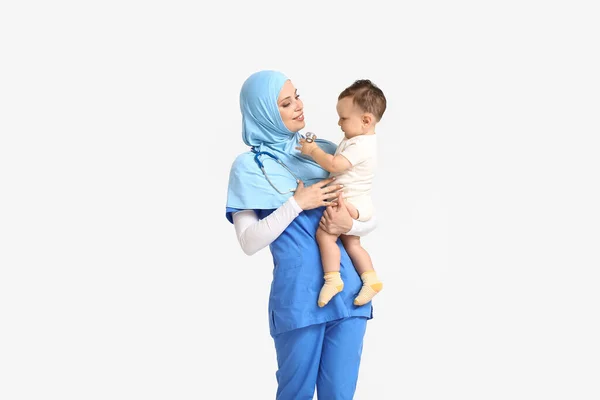 Muszlim Gyermekorvos Kisfiúval Könnyű Háttér — Stock Fotó