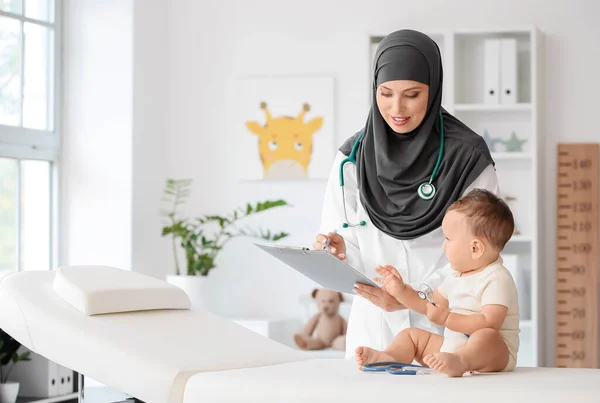 Pediatra Musulmán Examinando Bebé Niño Clínica —  Fotos de Stock