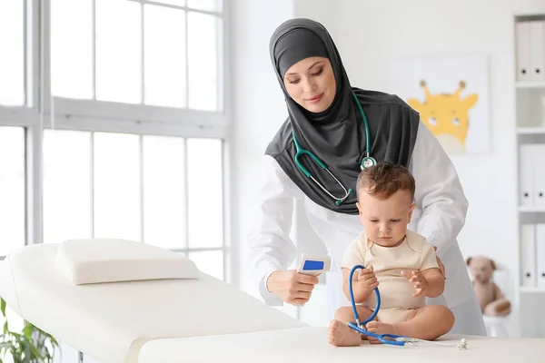 Μουσουλμάνος Παιδίατρος Που Εξετάζει Αγοράκι Στην Κλινική — Φωτογραφία Αρχείου