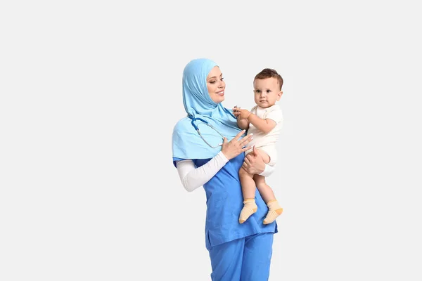 Muzułmański Pediatra Małym Chłopcem Lekkim Tle — Zdjęcie stockowe