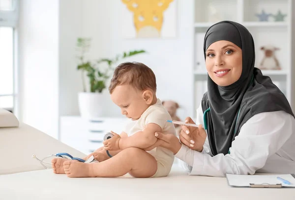 Pediatra Musulmán Vacunando Bebé Niño Clínica — Foto de Stock