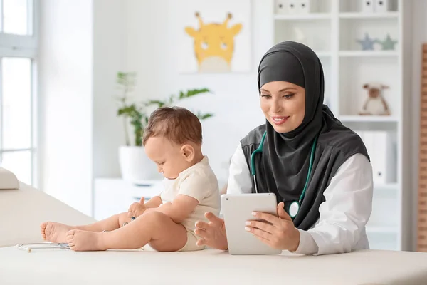 Pediatra Musulmán Examinando Bebé Niño Clínica — Foto de Stock