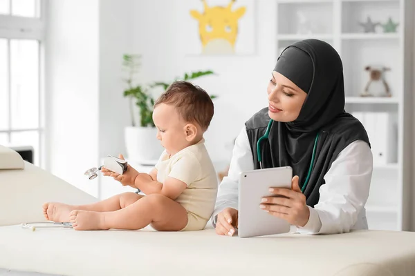 Muzułmański Pediatra Badający Chłopca Klinice — Zdjęcie stockowe