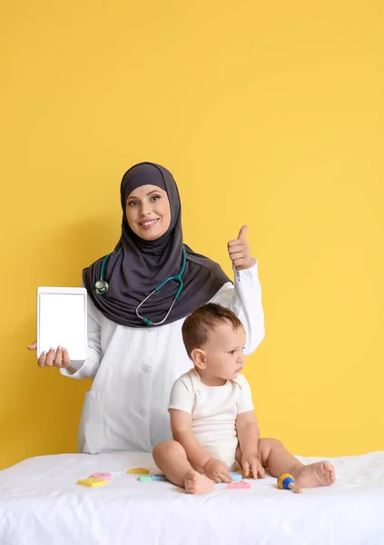 Muslimischer Kinderarzt Mit Tablet Computer Und Baby Junge Auf Farbigem — Stockfoto
