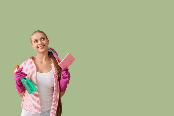 Jonge Vrouw Met Spons Wasmiddel Kleur Achtergrond — Stockfoto