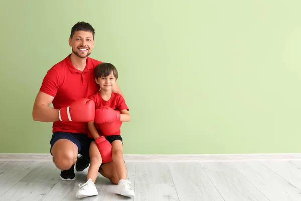 Little Boy Boxing Trainer Green Wall — Stock Photo, Image