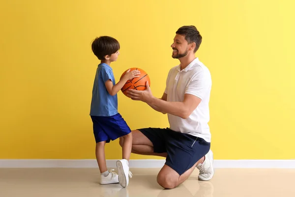 Männlicher Trainer Mit Ball Und Seinem Kleinen Auszubildenden Der Gelben — Stockfoto