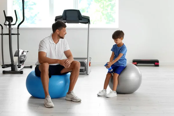 Little Boy Bottle Water His Trainer Gym — Stock Photo, Image