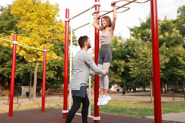 Young Woman Doing Chin Her Husband Sport Ground — Stock Photo, Image