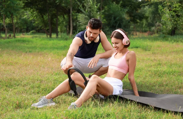 在公园里 一对体态魁梧的年轻夫妇带着共济会的戒指进行锻炼 — 图库照片