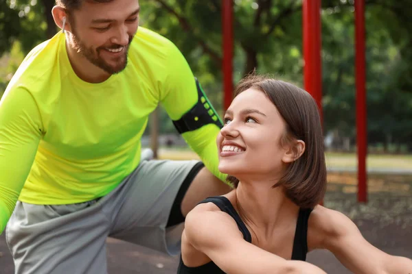Young Woman Exercising Her Boyfriend Sport Ground — Stock Photo, Image