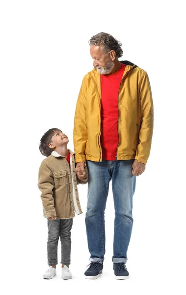 Küçük Çocuk Dedesi Beyaz Arka Planda Kalın Ceketli — Stok fotoğraf