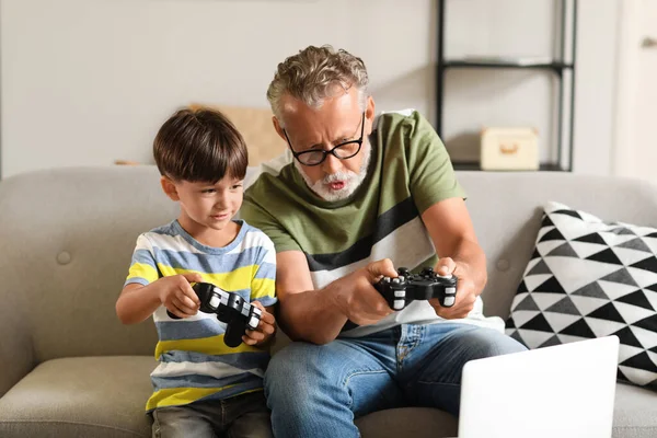 Kleiner Junge Mit Seinem Großvater Beim Videospiel Hause — Stockfoto