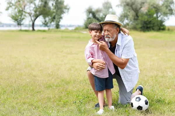 Uomo Anziano Con Nipotino All Aperto — Foto Stock