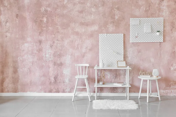 ピンクの質感の壁の背景にペッグボードとスタイリッシュな棚 — ストック写真