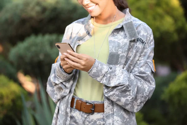 Afroamerikansk Kvinnlig Soldat Med Telefon Utomhus — Stockfoto