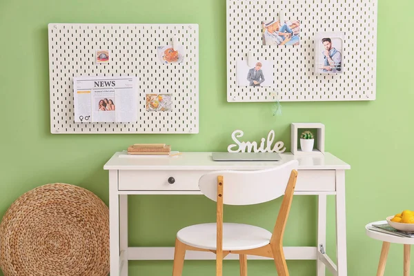 Lugar Trabajo Moderno Con Diferentes Suministros Pizarra Pared Verde — Foto de Stock