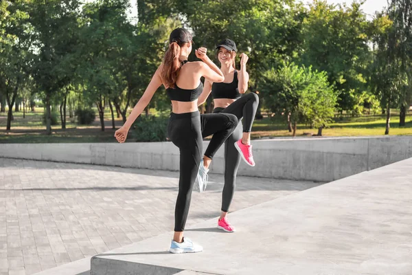 Mujeres Jóvenes Deportivas Entrenando Aire Libre — Foto de Stock