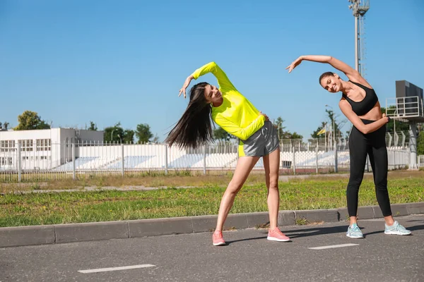 Mujeres Jóvenes Deportivas Entrenando Día Soleado — Foto de Stock