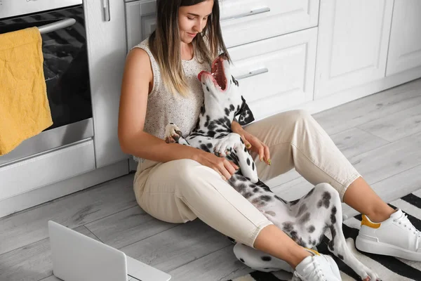 Jonge Vrouw Met Dalmatische Hond Keuken — Stockfoto