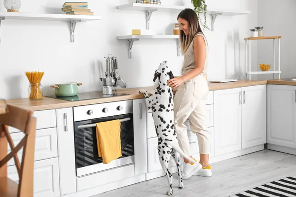 Jovem Mulher Com Cão Dálmata Cozinha — Fotografia de Stock