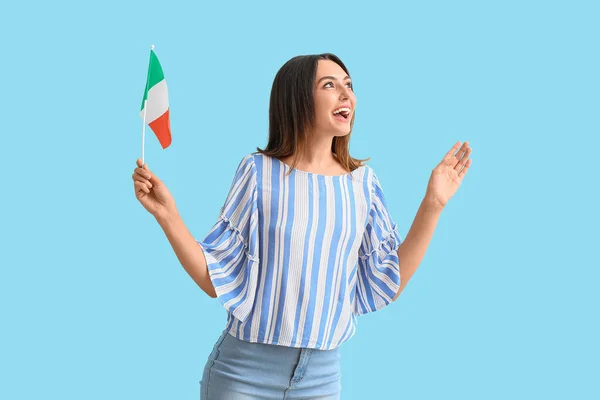 Молодая Женщина Итальянским Флагом Цветном Фоне — стоковое фото