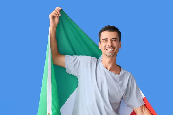 Jovem Com Bandeira Italiana Sobre Fundo Cor — Fotografia de Stock