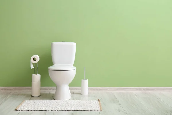 Halter Mit Papierrollen Toilettenschüssel Und Bürste Der Nähe Der Grünen — Stockfoto