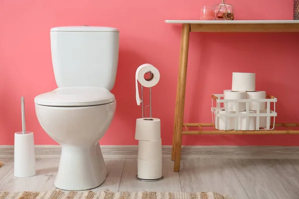 Holder Dengan Gulungan Kertas Mangkuk Toilet Dan Meja Dekat Dinding — Stok Foto