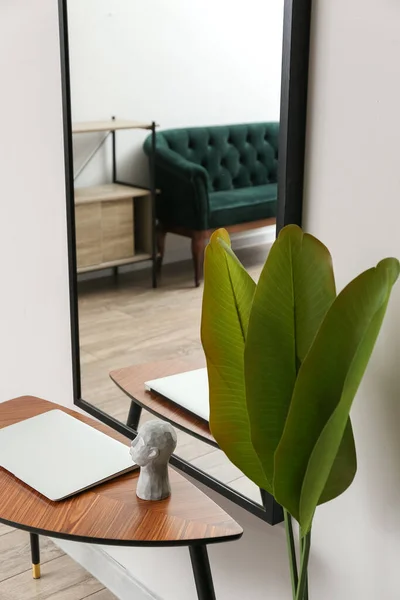 Table Laptop Mirror Palm Leaves Wall Room — Stock Photo, Image