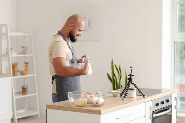 Süt Kase Ile Yakışıklı Bir Adam Mutfakta Yemek Videosu Öğretiyor — Stok fotoğraf