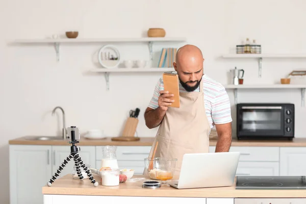 Hombre Guapo Con Portátil Viendo Video Tutorial Cocina Cocina — Foto de Stock